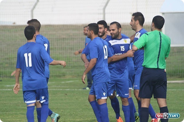 שחקני נהריה חוגגים שער (מיכה פישנזון)